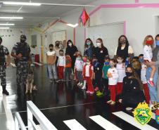 Equipe do Canil do 4º Batalhão visita alunos de escola em Maringá e apresenta o Cão de faro Arya