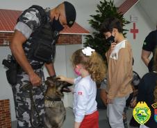 Equipe do Canil do 4º Batalhão visita alunos de escola em Maringá e apresenta o Cão de faro Arya