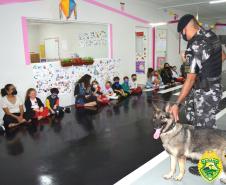 Equipe do Canil do 4º Batalhão visita alunos de escola em Maringá e apresenta o Cão de faro Arya