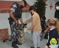Equipe do Canil do 4º Batalhão visita alunos de escola em Maringá e apresenta o Cão de faro Arya