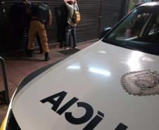 Operação da PM detém dez pessoas e apreende arma e drogas em Curitiba e região