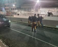 Operação da PM detém dez pessoas e apreende arma e drogas em Curitiba e região