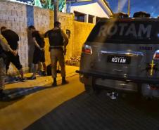 Operação da PM detém dez pessoas e apreende arma e drogas em Curitiba e região