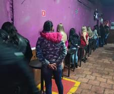 Fiscalização fecha estabelecimentos e apreende contrabando e drogas em Curitiba