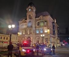 Fiscalização fecha estabelecimentos e apreende contrabando e drogas em Curitiba