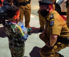 Policiais de Pinhais fazem surpresa para fã da PM no seu aniversário