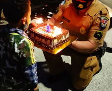 Policiais de Pinhais fazem surpresa para fã da PM no seu aniversário