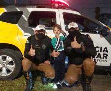 Policiais militares do BPTran visitam fã da PM no dia do seu aniversário em Curitiba