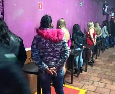 Polícia interdita 16 pontos comerciais e dispersa 1.200 pessoas em Curitiba no fim de semana