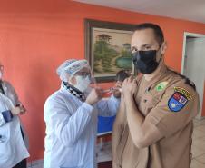 Policiais militares do BPTran recebem vacina contra H1N1 em Curitiba