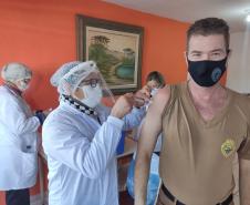 Policiais militares do BPTran recebem vacina contra H1N1 em Curitiba