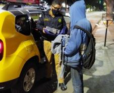 Policiais militares do 4º Batalhão da PM doam roupas para pessoas em situação de rua e visitam crianças no Noroeste do estado