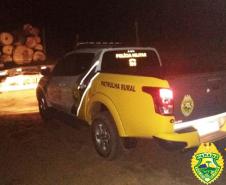 Policiais militares do 3º Batalhão e do Batalhão Ambiental apreenderam um caminhão carregado com madeira de araucária