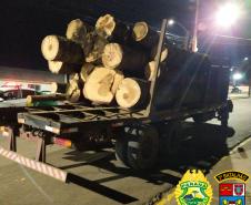 Policiais militares do 3º Batalhão e do Batalhão Ambiental apreenderam um caminhão carregado com madeira de araucária