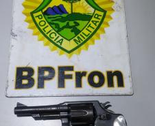 BPFron prendem cinco pessoas e apreendem anabolizantes, arma de fogo e produtos contrabandeados no interior do Paraná