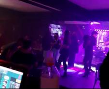 AIFU flagra mais de 300 pessoas e apreende 38 máquinas caça-níqueis em Curitiba nesta madrugada