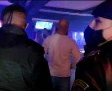 AIFU flagra mais de 300 pessoas e apreende 38 máquinas caça-níqueis em Curitiba nesta madrugada