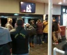 AIFU flagra mais de 300 pessoas e apreende 38 máquinas caça-níqueis em Curitiba nesta madrugada