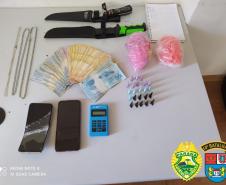 Em Apucarana, PM cumpre mandados de Busca e Apreensão contra o tráfico de drogas; quatro pessoas foram presas