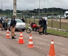 PM prende dois foragidos da justiça e aplica autos de infração de trânsito durante a operação Polígono, em Fazenda Rio Grande,na RMC 