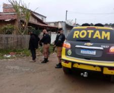 PM prende dois foragidos da justiça e aplica autos de infração de trânsito durante a operação Polígono, em Fazenda Rio Grande,na RMC 