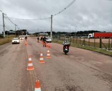 PM prende dois foragidos da justiça e aplica autos de infração de trânsito durante a operação Polígono, em Fazenda Rio Grande,na RMC 