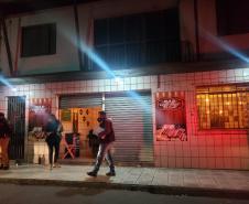Fiscalização interdita 14 pontos comerciais e dispersa 1.200 pessoas em Curitiba