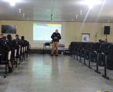 Chefe do COPOM apresenta as atividades da unidade para alunos do 3º ano do Curso de Formação de Oficiais na APMG