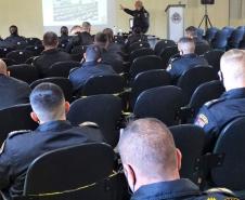 Chefe do COPOM apresenta as atividades da unidade para alunos do 3º ano do Curso de Formação de Oficiais na APMG