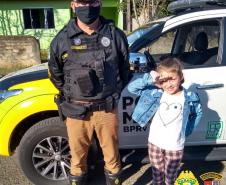 Policiais militares rodoviários visitam família e interagem com crianças em São Mateus do Sul (PR)
