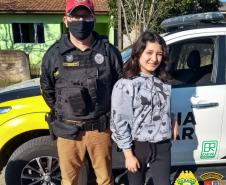 Policiais militares rodoviários visitam família e interagem com crianças em São Mateus do Sul (PR)