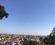 Polícia Militar apreende balão que caiu no bairro Boqueirão, em Curitiba, na manhã deste domingo