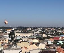 Polícia Militar apreende balão que caiu no bairro Boqueirão, em Curitiba, na manhã deste domingo