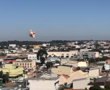 Polícia Militar apreende balão que caiu no bairro Boqueirão, em Curitiba, na manhã deste domingo