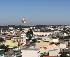 Polícia Militar apreende balão que caiu no bairro Boqueirão, em Curitiba, na manhã deste domingo