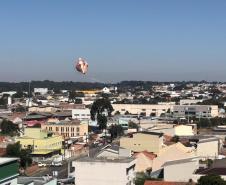 Polícia Militar apreende balão que caiu no bairro Boqueirão, em Curitiba, na manhã deste domingo