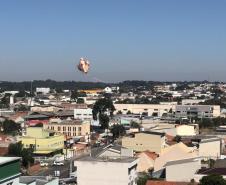 Polícia Militar apreende balão que caiu no bairro Boqueirão, em Curitiba, na manhã deste domingo