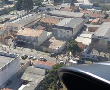 Polícia Militar apreende balão que caiu no bairro Boqueirão, em Curitiba, na manhã deste domingo