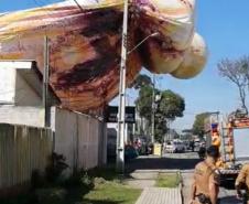 Polícia Militar apreende balão que caiu no bairro Boqueirão, em Curitiba, na manhã deste domingo