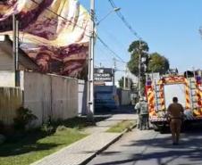 Polícia Militar apreende balão que caiu no bairro Boqueirão, em Curitiba, na manhã deste domingo