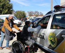 Soldado Kaseker da PMPR recebe valor arrecadado com campanha solidária promovida por associações da classe policial militar