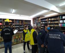 Operação conjunta da AIFU com Receita Federal, Procon e SEJUF mira comércio de cigarros eletrônicos em Curitiba