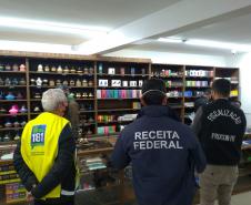 Operação conjunta da AIFU com Receita Federal, Procon e SEJUF mira comércio de cigarros eletrônicos em Curitiba