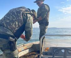 Policiais ambientais apreendem dois mil metros de espinhéis no Lago de Itaipu, no Oeste do estado