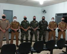 Policiais militares que auxiliaram no resgate de vítimas de embarcação que virou no Rio Ivaí são homenageados