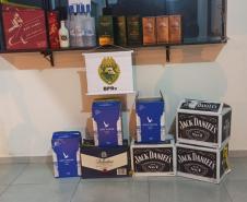 Em ações separadas, Polícia Rodoviária apreende mais de 90 litros de bebida contrabandeada e encaminha suspeito por tráfico, no interior do estado