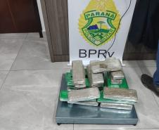 Em ações separadas, Polícia Rodoviária apreende mais de 90 litros de bebida contrabandeada e encaminha suspeito por tráfico, no interior do estado