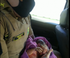 Policiais militares desengasgam nascituro que ainda estava com cordão umbilical em Guarapuava (PR)