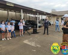 Crianças fazem homenagem a policiais militares em Telêmaco Borba, nos Campos Gerais