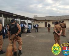 Crianças fazem homenagem a policiais militares em Telêmaco Borba, nos Campos Gerais